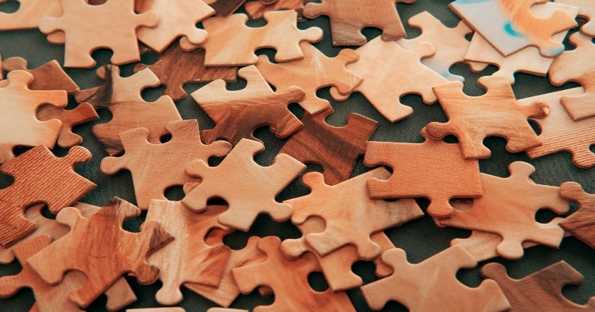 Plain wooden jigsaw pieces